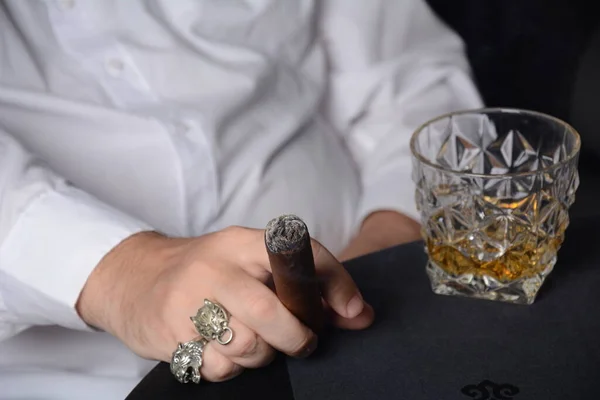 Elegante Hombre Con Camisa Blanca Sostiene Cigarro Cubano Humeante Vaso — Foto de Stock