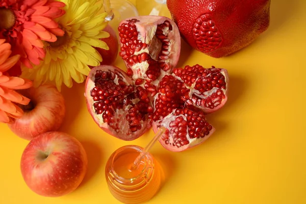 Rosch Haschana Jüdischer Neujahrsfeiertag Traditionelle Symbole Honigglas Äpfel Und Granatapfel — Stockfoto