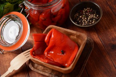 Lezzetli kırmızı biber turşusu. Korunmuş, marine edilmiş kırmızı tatlı biberler.