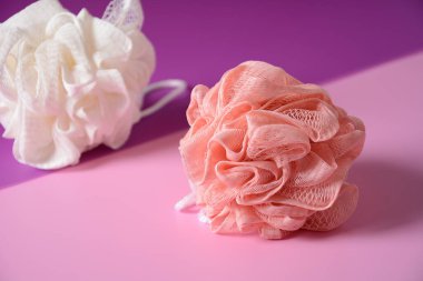 Duş veya banyo için beyaz ve pembe süngerler. SPA konsepti