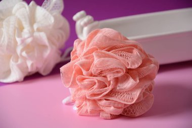 Duş veya banyo için beyaz ve pembe süngerler. SPA konsepti