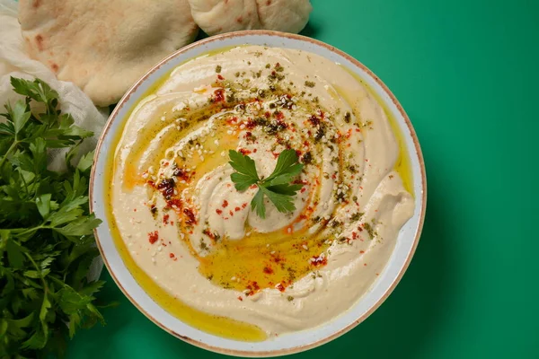 Zeytinyağı, biber, limon ve Pide ekmeği ile humus