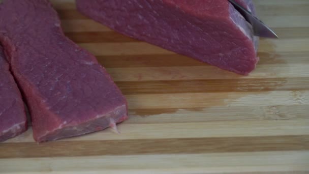 Mans Händer Med Kniv Skivning Skära Delikat Nötkött Filé Kött — Stockvideo