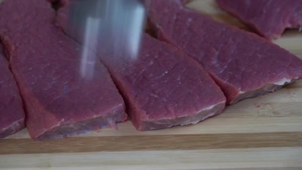 Kocken Slår Kött Skärbräda Kökshammaren Slår Saftig Bit Nötkött — Stockvideo