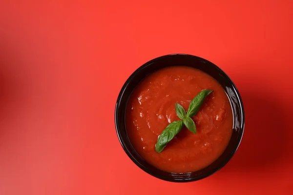 Ιταλική Σάλτσα Ντομάτας Βασιλικό Κόκκινο Φόντο — Φωτογραφία Αρχείου