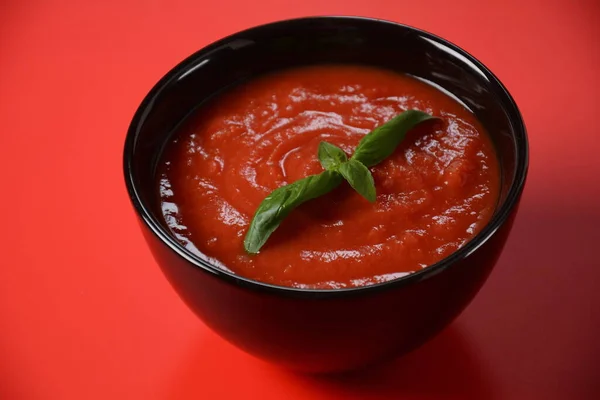 Ιταλική Σάλτσα Ντομάτας Βασιλικό Κόκκινο Φόντο — Φωτογραφία Αρχείου