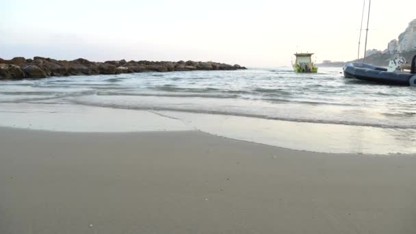 Vista Mar Amanecer Mañana Sobre Mar Con Pequeños Barcos Verano — Vídeo de stock