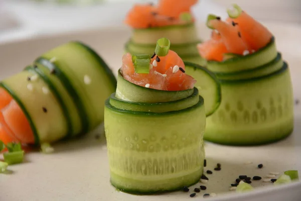 Rolos Pepino Com Pedaços Salmão Salgado Sementes Gergelim Preto Branco — Fotografia de Stock