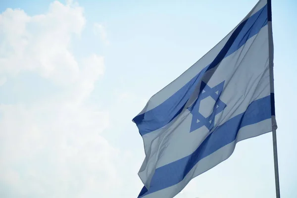 Israelische Flagge Weht Wind Vor Hellem Himmel — Stockfoto