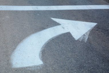 Asfaltta sola dön işareti var. İsrail 'de yol işaretleri