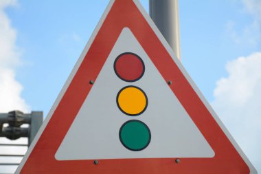 İleride trafik işaretleri var. Uyarı işareti. İsrail 'de yol işaretleri