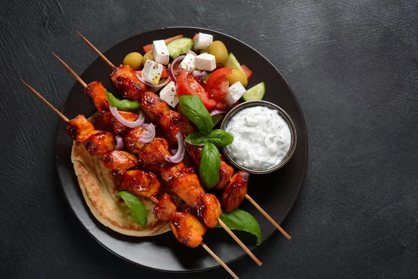 Gefrituurde Souvlaki Griekse Salade Tzatziki Houten Tafel Kippenspiesjes Souvlaki Pitabrood — Stockfoto