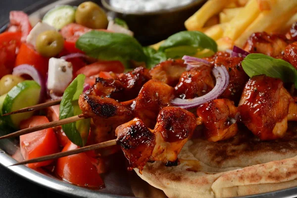 Souvlaki Frito Salada Grega Tzatziki Mesa Madeira Espetos Frango Souvlaki — Fotografia de Stock