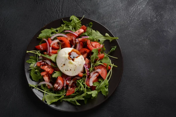 Ensalada Con Tomates Queso Burrata Con Albahaca Aceite Oliva Sobre —  Fotos de Stock