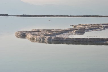 Ölü deniz kıyısı. Mineraller ve tuz. Şafakta tuz kristalleri. Ölü denizin dokusu. Tuzlu deniz kıyısı İsrail