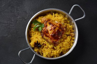 Ulusal Suudi Arabistan yemeği kızarmış tavuk kabsa ve badem, kuru üzüm, sarımsak ve biryani pilavı.