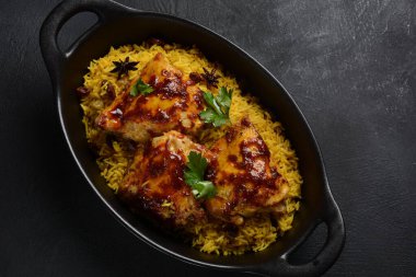 Ulusal Suudi Arabistan yemeği kızarmış tavuk kabsa ve badem, kuru üzüm, sarımsak ve biryani pilavı.