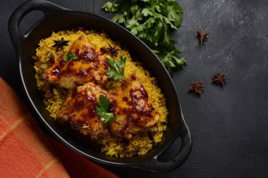 Ulusal Suudi Arabistan yemeği kızarmış tavuk kabsa ve badem, kuru üzüm, sarımsak ve biryani pilavı.