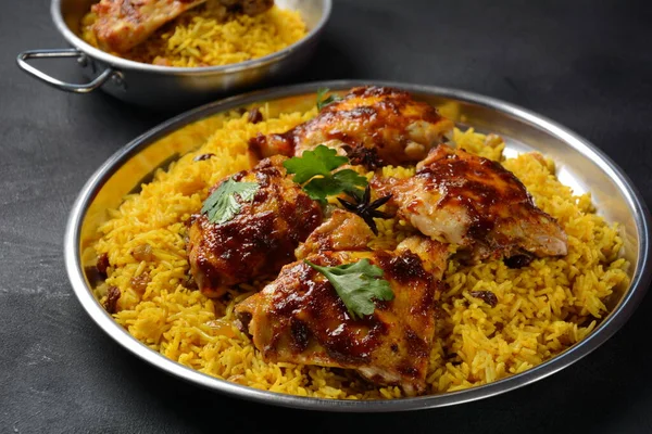 Ulusal Suudi Arabistan yemeği kızarmış tavuk kabsa ve badem, kuru üzüm, sarımsak ve biryani pilavı.