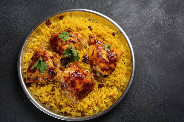 Национальное блюдо Саудовской Аравии курица кабса с жареной куриный квартал и миндаль, изюм, чеснок и рис бирьяни
