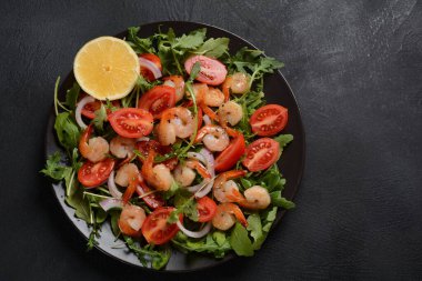 Karides, soğan, limon, domates ve karışık yeşil salata tabağı., )