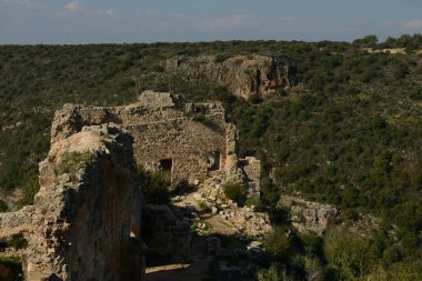 Montfort Kalesi. Qal 'at al-Qurain ya da Qal' at al-Qarn - Yukarı Celile bölgesinde harap olmuş bir Haçlı kalesi. İsrail 'deki Monfort Kalesi harabeleri