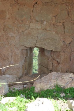 Montfort Kalesi. Qal 'at al-Qurain ya da Qal' at al-Qarn - Yukarı Celile bölgesinde harap olmuş bir Haçlı kalesi. İsrail 'deki Monfort Kalesi harabeleri