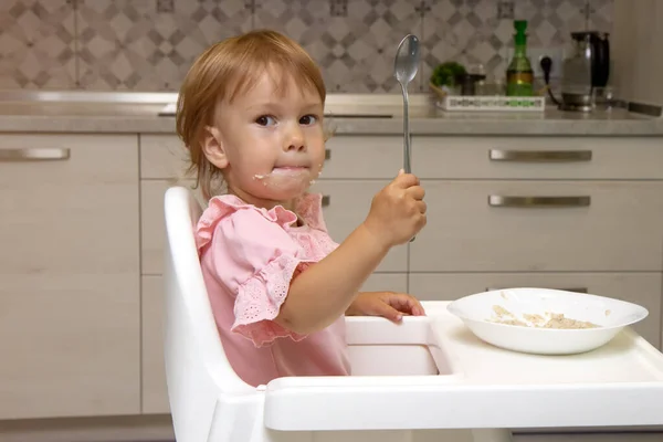 Küçük Kız Sabah Yulaf Ezmesini Yaban Mersiniyle Yiyor Mutfakta Bebek — Stok fotoğraf