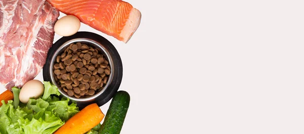Hrană Uscată Pentru Câini Ingrediente Naturale Carne Crudă Pește Legume — Fotografie, imagine de stoc