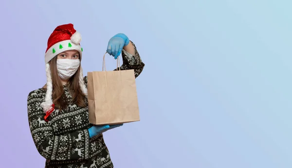 Jeune Femme Européenne Dans Masque Médical Blanc Chapeau Rouge Noël — Photo