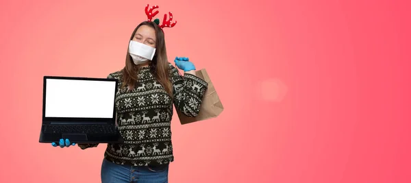 Conceito Compras Natal Parabéns Pandemia Mulher Nova Com Pacotes Máscara — Fotografia de Stock