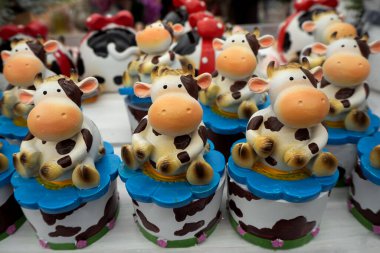 Piyasanın Noel raflarında yeni yılın dekoratif boğa sembolü