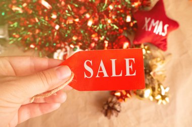 Noel süsleri, Noel oyuncakları ve taşaklarıyla birlikte indirimli Noel etiketi. düz yat