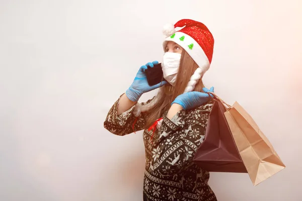 Concepto Compras Navideñas Felicitaciones Por Pandemia Mujer Joven Máscara Médica —  Fotos de Stock