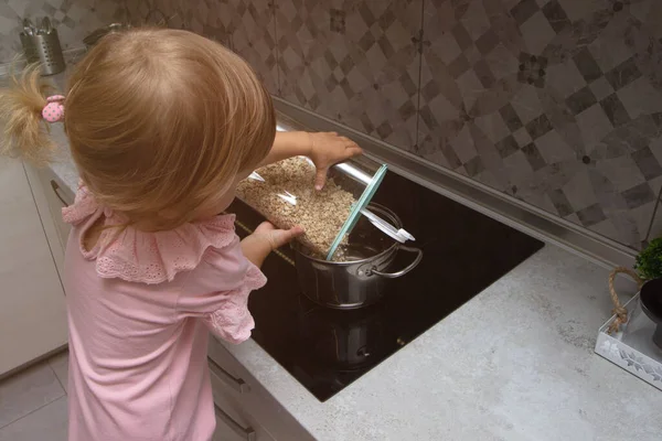Приготовление Семейного Завтрака Девочка Помогает Готовить Кашу Утрам Маленькая Девочка — стоковое фото