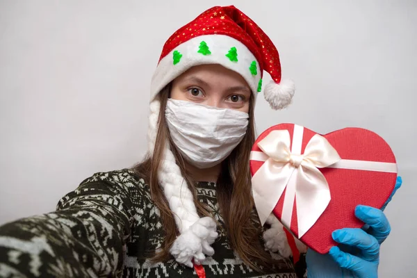 Junge Frau Mit Weihnachtsmütze Kommuniziert Videolink Oder Chat Mit Smartphone — Stockfoto
