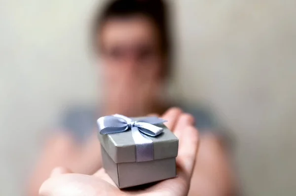 Close Handen Man Geven Een Kleine Grijze Geschenkdoos Aan Vrouw — Stockfoto