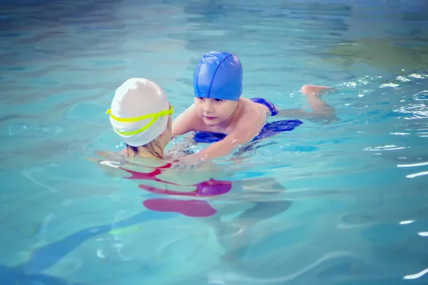 Menino Usando Kickboard Para Aprender Nadar Com Treinador Piscina — Fotografia de Stock