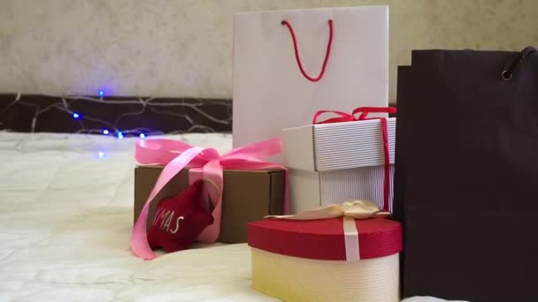 Прекрасні Різдвяні Подарунки Подарункові Коробки Стрічками Пакетами Новорічні Аксесуари Ліжку — стокове відео