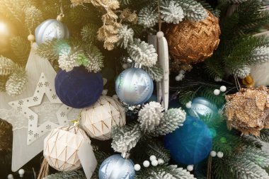 Süslü bir Noel ağacını Baubles ve diğer renkli süslemelerle kapatın..