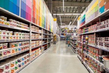 Boyalar, izolasyonlar, silikonlar inşaat piyasasının raflarındaki farklı üreticiler, indirimler. Minsk, Belarus - 4 Kasım 2020