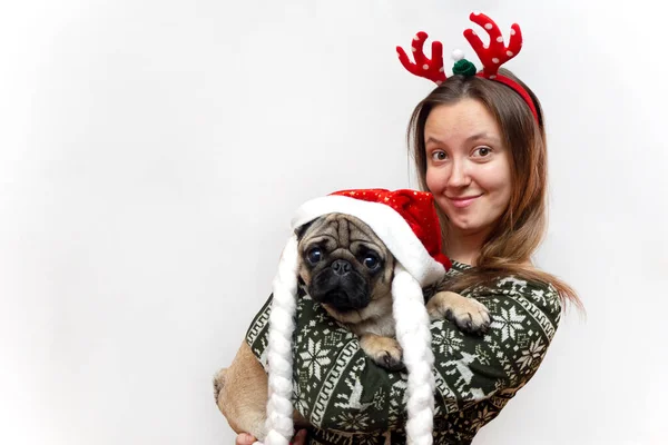 Linda Mujer Venado Tradicional Navidad Roja Con Perro Pug Divertido — Foto de Stock