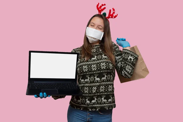 Konzept Der Weihnachtseinkäufe Glückwunsch Zur Pandemie Junge Frau Mit Paketen — Stockfoto