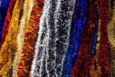 Parlak çizgili yeni yıl arkaplanı çok renkli süslemelerden.