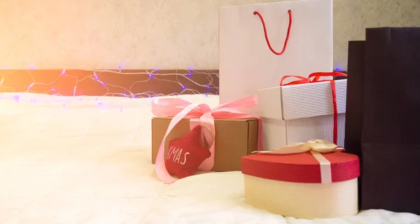 Weihnachts Oder Neujahrsgeschenkboxen Mit Schleifen Auf Dem Bett Traditionelle Winterurlaub — Stockfoto