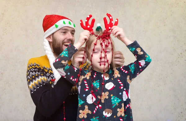 Homem Vestindo Chapéu Vermelho Papai Noel Menina Criança Chifres Veado — Fotografia de Stock