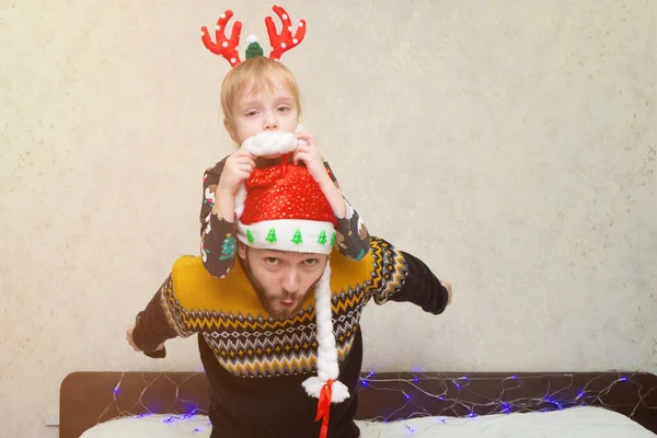 Homem Vestindo Chapéu Vermelho Papai Noel Menina Criança Chifres Veado — Fotografia de Stock