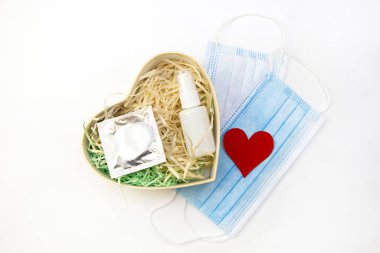 Kilitlenme Konseptinde Sevgililer Günü 'nü kutluyoruz. Salgın sırasında asgari düzeyde Sevgililer Günü konsepti. Covid-19 ve evde karantinada kalmak.