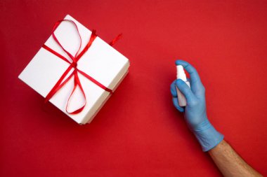 Tıbbi eldivenleri verin bayram hediyesi kutusunu dezenfekte edin. Coronavirüs önleme