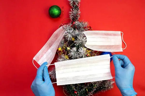Mano Guantes Médicos Decora Árbol Navidad Con Máscaras Médicas Concepto — Foto de Stock